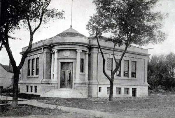 Black and white image depicting the front exterior of the Eagle Grove Public Library. 