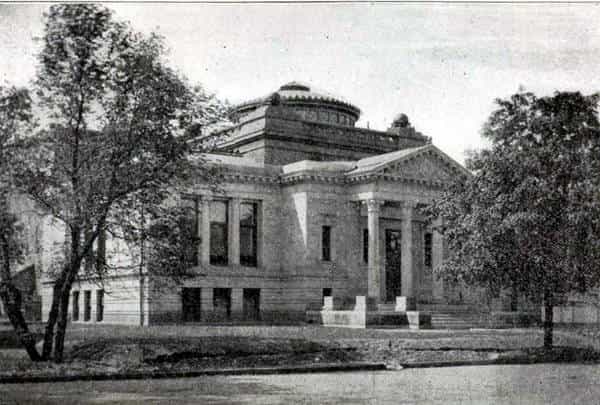 Black and white image showing the exterior of the Fort Dodge Public Library. 